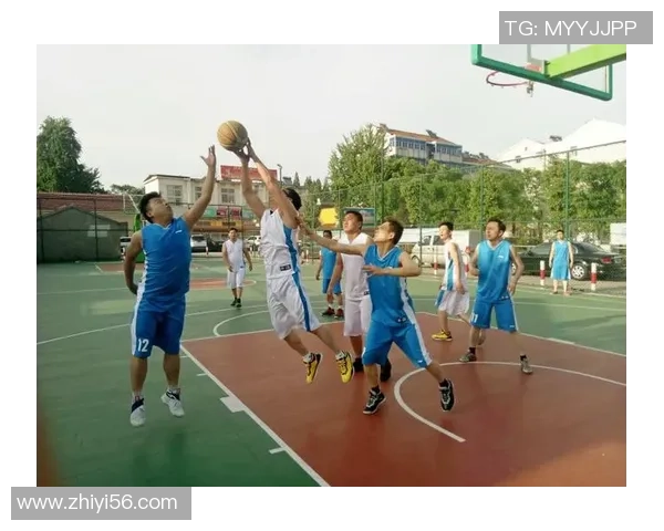 足球员抱抱传递温暖与团结精神展现体育精神的真谛与友谊的力量